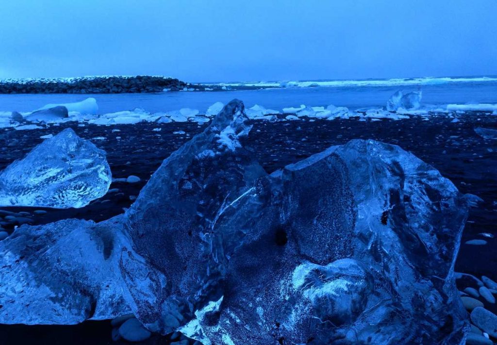 hielos en la orilla de arena negra en diamond beach Islandia