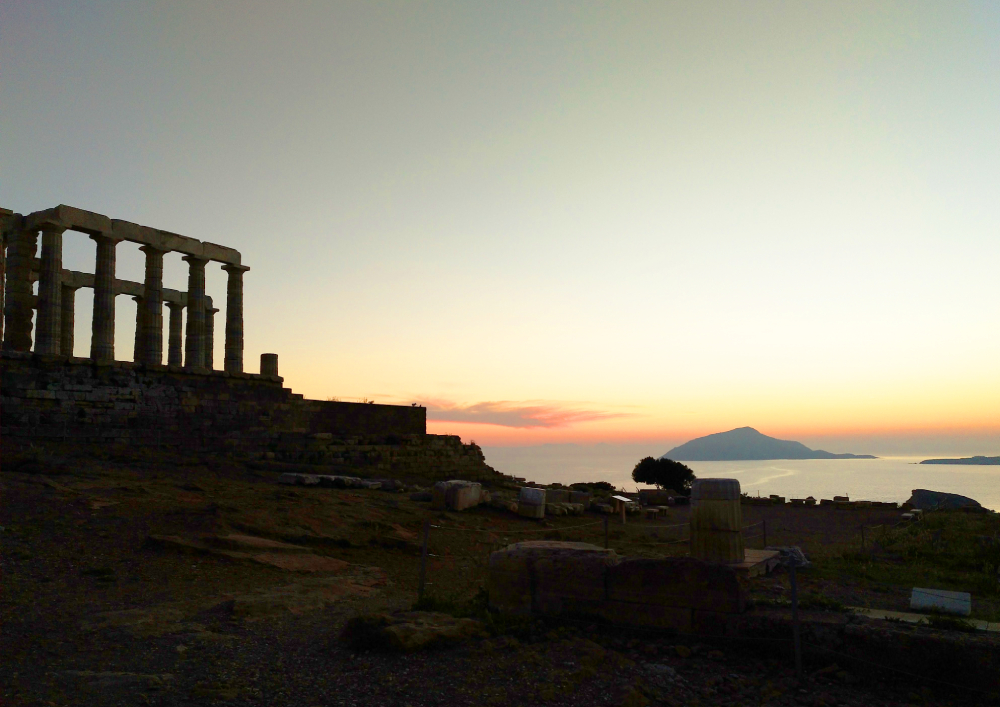 ocaso en Cabo Sunion con las columnas del templo de Poseidon a la izquierda