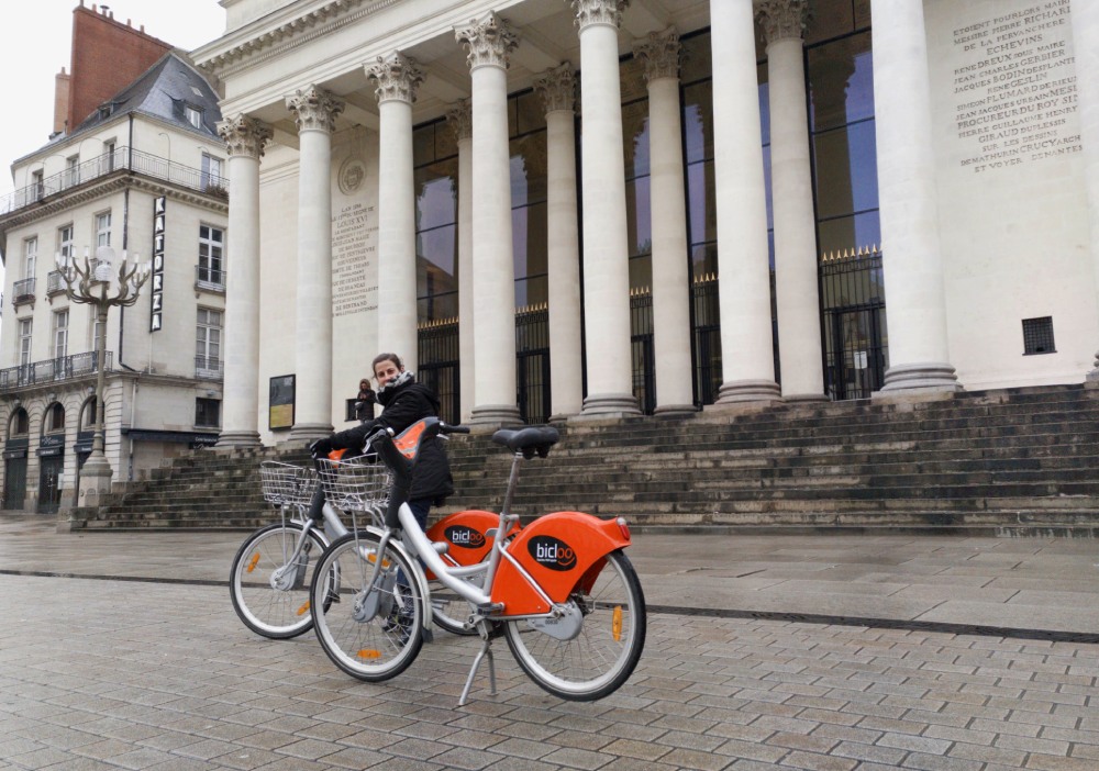 Mary Caves en Nantes en bicicleta Bicloo 