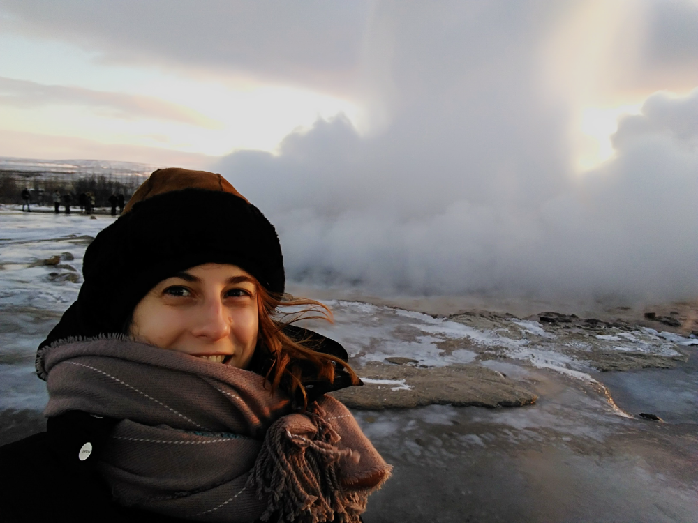 Mary Caves en Gullfoss en Círculo Dorado de Islandia